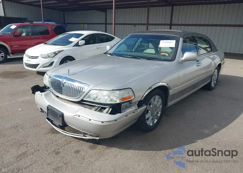 2003 Lincoln Town Car Cartier z USA, uszkodzony, nr VIN 1LNHM83W43Y658895